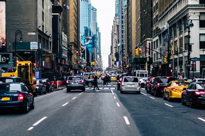 车辆道路建筑物之间
